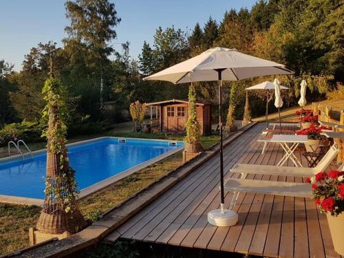 Cosy Castle in Onlay with Swimming Pool : Maisons de vacances proche de Saint-Hilaire-en-Morvan