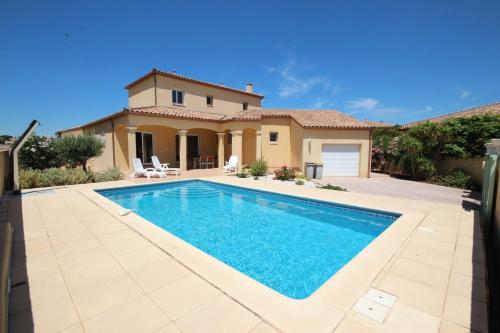 Superbe villa climatisée clôturée, WIFI, 3 km de la mer, 4 belles chambres, piscine privée sur les hauteurs du village LXTOU21 : Villas proche de Portiragnes