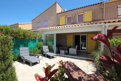 Belle villa 2 chambres terrasse vue réserve naturelle dans résidence sécurisée avec piscine commune 800m de la mer LRCS50 : Villas proche de Portiragnes