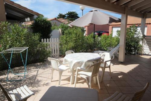 Belle villa 2 chambres terrasse en angle parking privatif dans résidence sécurisée piscine commune 800 m de la mer LRCS151 : Appartements proche de Portiragnes
