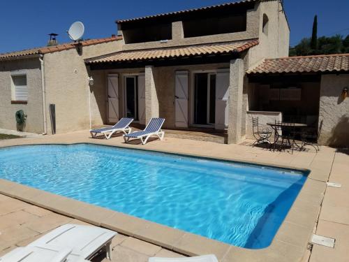 jolie villa avec piscine : Maisons de vacances proche de Gignac-la-Nerthe