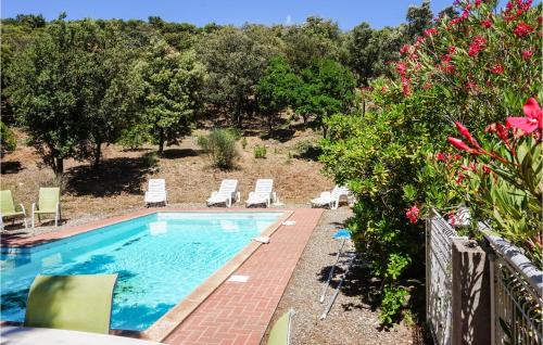 Beautiful home in Pierrerue with 3 Bedrooms, WiFi and Outdoor swimming pool : Maisons de vacances proche de Pardailhan