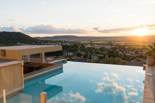 Appartements vue panoramique avec piscine et jacuzzi : Appartements proche de Parignargues