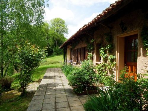 Detached house with terrace in south Dordogne : Maisons de vacances proche de Paulhiac
