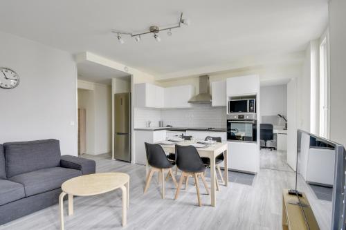 Chic and spacious apart with parking : Appartements proche de Menucourt