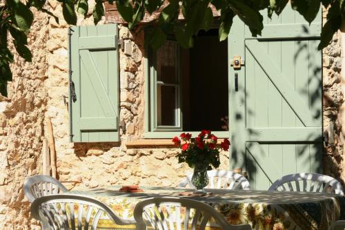 Le Jas charming Mas in Provence with shared pool nature calm space : Maisons de vacances proche de Tourtour