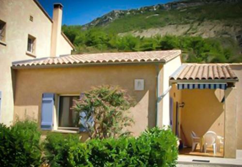 Maison de 2 chambres avec piscine partagee jardin amenage et wifi a La Roche sur le Buis : Maisons de vacances proche de Sainte-Jalle