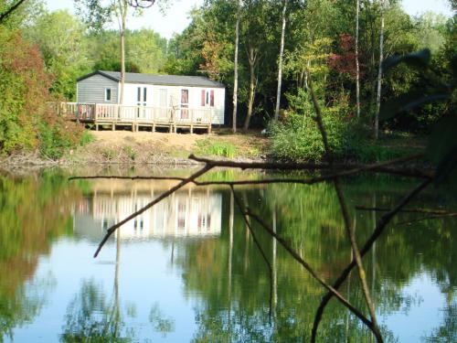 Bungalow de 2 chambres avec vue sur le lac piscine partagee et jardin clos a Saint Hilaire sous Romilly : Maisons de vacances proche de Marsangis