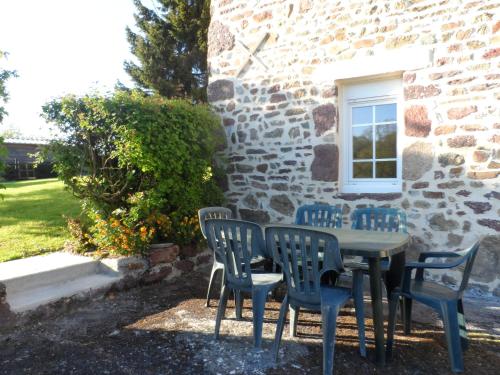 Maison de 2 chambres avec jardin clos et wifi a Chanteloup a 4 km de la plage : Maisons de vacances proche de Saint-Sauveur-la-Pommeraye