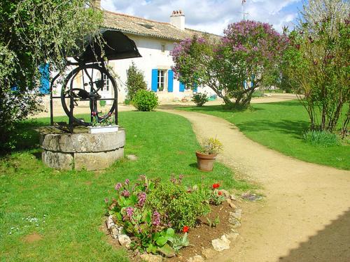 Maison de 4 chambres avec piscine partagee jardin amenage et wifi a Saint Vincent la Chatre : Maisons de vacances proche de Beaussais