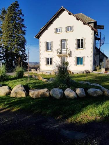 Maison de 7 chambres avec jardin clos et wifi a Montsalvy : Maisons de vacances proche de Le Fel