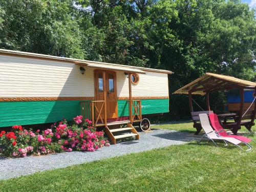 Bungalow de 2 chambres avec piscine partagee jardin et wifi a Saint Pardoux : Maisons de vacances proche de Saint-Genès-du-Retz