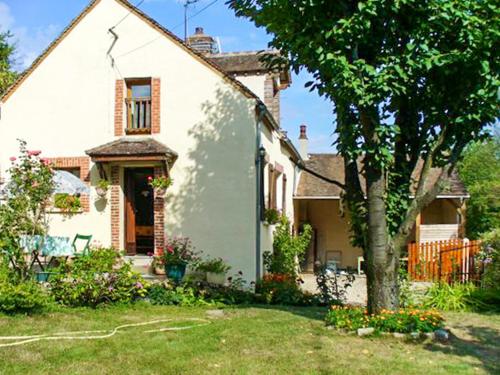 Maison de 2 chambres avec jardin clos et wifi a Villeuneuve sur Yonne : Maisons de vacances proche de Les Sièges