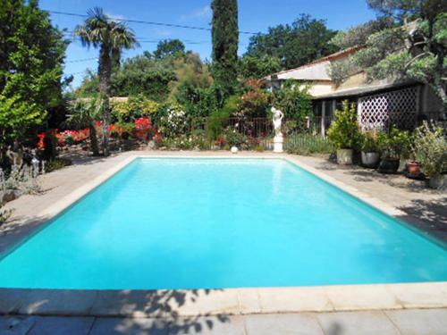 Maison d'une chambre avec piscine partagee terrasse amenagee et wifi a Pougnadoresse : Maisons de vacances proche de Cavillargues