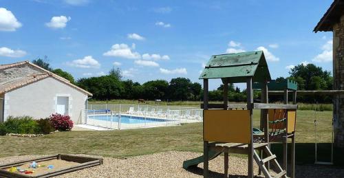 Maison de 2 chambres avec piscine partagee jardin amenage et wifi a Saint Vincent la Chatre : Maisons de vacances proche de Chérigné