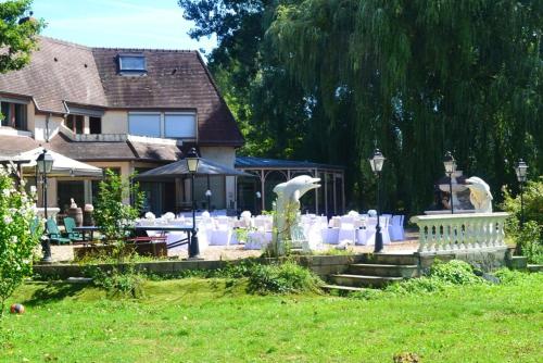 Villa de 4 chambres avec vue sur le lac jardin clos et wifi a Courtenay : Villas proche de Villeneuve-la-Dondagre
