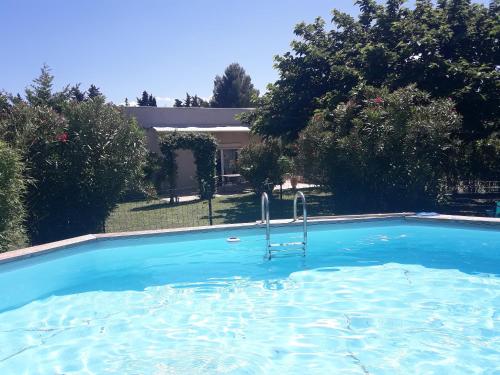 Maison de 2 chambres avec piscine privee jardin clos et wifi a Maillane : Maisons de vacances proche de Graveson