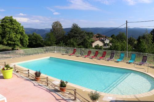 Chalet de 3 chambres avec piscine partagee jardin et wifi a Gravieres : Chalets proche de Montselgues