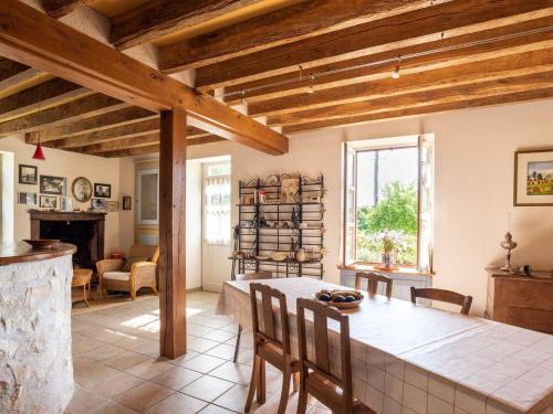 Quaint Holiday home in Morogues with Garden : Maisons de vacances proche de Les Aix-d'Angillon