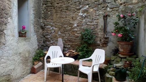 Ideal venue to explore Carcassonne and Aude! : Maisons de vacances proche de Trassanel