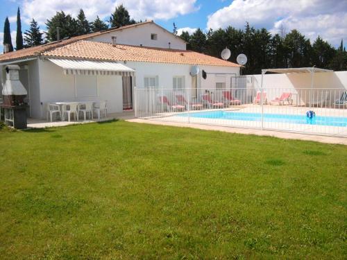 Villa de 4 chambres avec piscine privee jardin clos et wifi a Meynes : Villas proche de Jonquières-Saint-Vincent