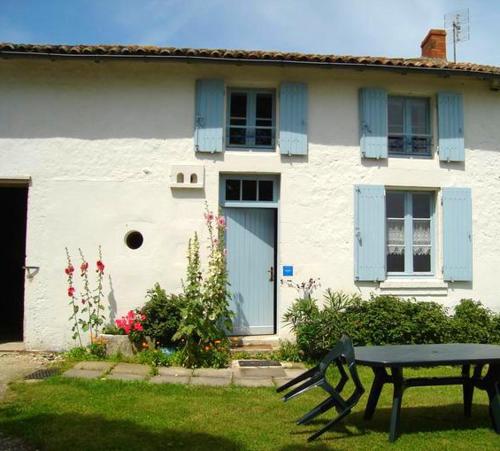 Maison de 2 chambres avec jardin amenage et wifi a Antezant la Chapelle : Maisons de vacances proche de Poursay-Garnaud