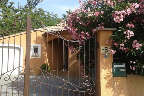 CALME VILLA DANS GOLF - PISCINE PRIVEE SECURISEE : Villas proche d'Espeluche
