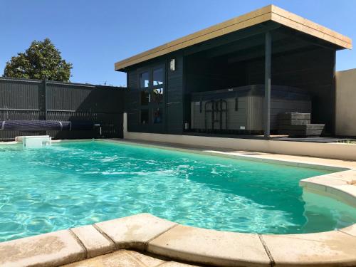 GuestHouse La Costière - logements indépendants - espace piscine jacuzzi : Appartements proche de Marsillargues