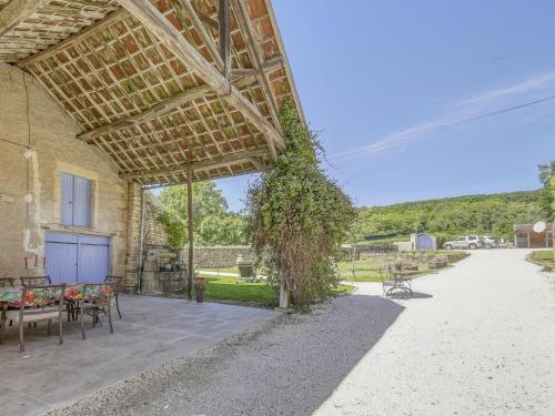 Authentic Burgundian Farmhouse in Talon with Fireplace : Maisons de vacances proche de Moissy-Moulinot