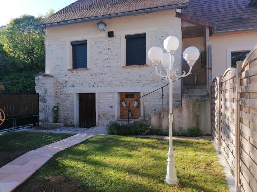 Maison de 2 chambres avec jardin clos et wifi a Sainte Genevieve les Gasny : Maisons de vacances proche de Dampsmesnil