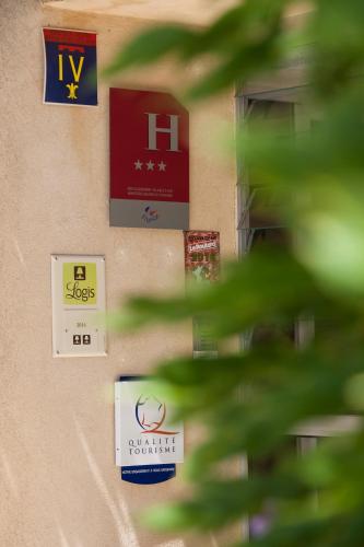 Logis Hôtel Castel Mouisson : Hotels proche de Rognonas