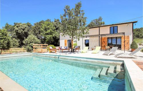 Nice Home In La Garde Adhmar With 4 Bedrooms, Private Swimming Pool And Outdoor Swimming Pool : Maisons de vacances proche de Roussas