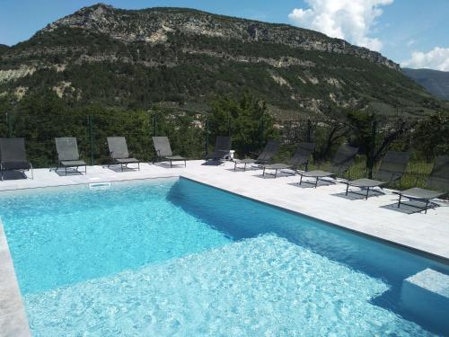 Le Mas des Fontettes, gite 14 personnes, piscine chauffée, propriété 5ha, barbecue : Maisons de vacances proche de Villeperdrix