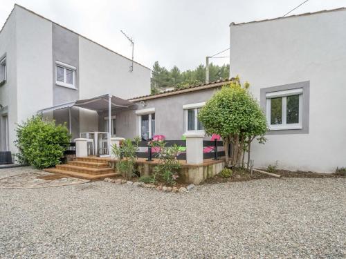 Attractive Holiday Home in Cessenon Sur Orb with Terrace : Maisons de vacances proche de Causses-et-Veyran