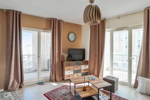 Cozy 1-bedroom with terrace close to train stations in Bègles Welkeys : Appartements proche de Bègles