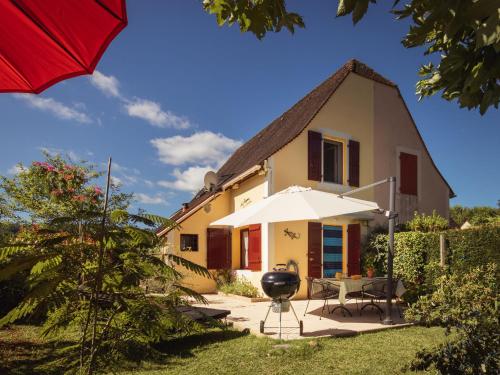 Beautiful Holiday Home in Aquitaine near the Forest : Maisons de vacances proche de Veyrignac