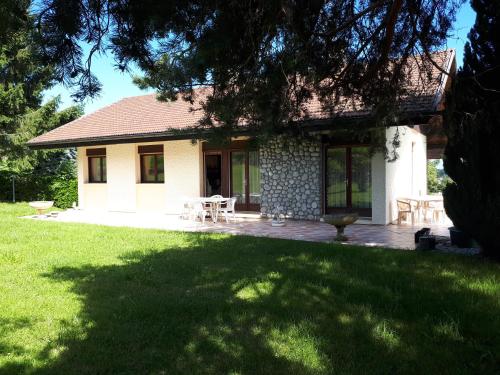 Maison entière dans un parc arboré en Haute-Savoie : Maisons de vacances proche de Peillonnex