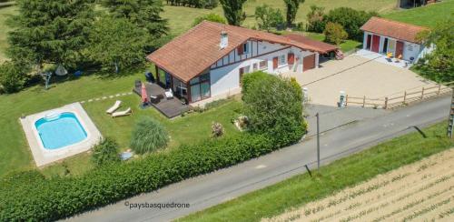 Gîte Etchola : Maisons de vacances proche de Burgaronne