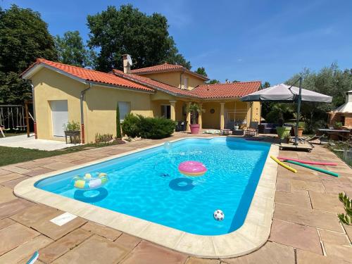 Chambres dans villa avec piscine : B&B / Chambres d'hotes proche de Morancé