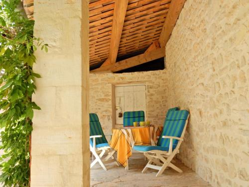 Charming Holiday Home In Montclus with Terrace : Maisons de vacances proche de Goudargues