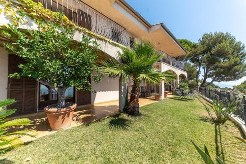 Spacious Provençal Guesthouse with amazing Monaco & Sea View : Villas proche de La Turbie