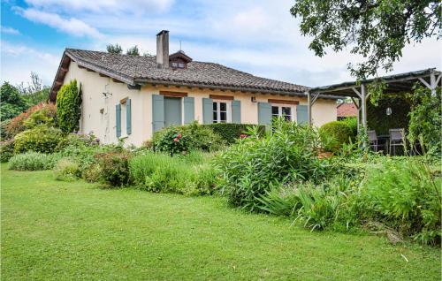 Amazing Home In Bourgougnague With Wifi, Private Swimming Pool And Outdoor Swimming Pool : Maisons de vacances proche d'Armillac