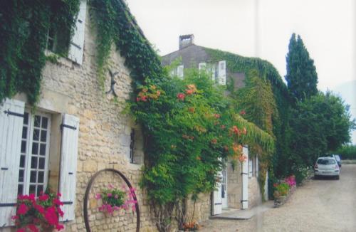 Manoir Atypique et Médiéval : Maisons de vacances proche de Saint-Georges-Antignac