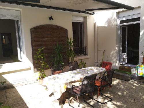 cosy rare 2 bedroom apartment around a private garden : Appartements proche d'Asnières-sur-Seine