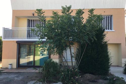 Irigny: Maison calme à 10 minutes de Lyon : Appartements proche de Saint-Fons