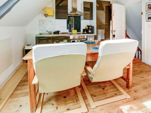 Cosy studio in Isigny sur Mer with a terrace : Appartements proche de Les Oubeaux