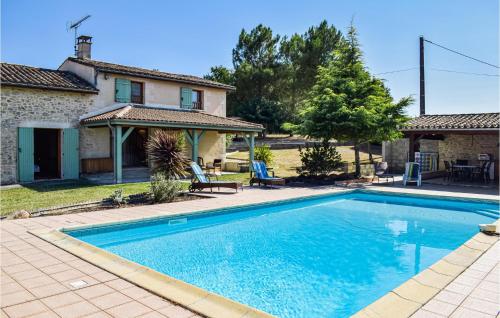 Beautiful home in Sainte Gemme with 3 Bedrooms, WiFi and Private swimming pool : Maisons de vacances proche de Baleyssagues