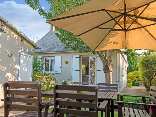 Serene Holiday Home for Family in Normandy with Garden : Maisons de vacances proche de Monfréville
