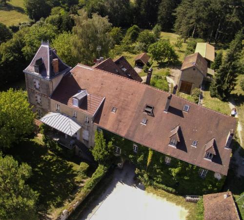 Gîte du château de Feschaux, Jura : Maisons de vacances proche de Château-Chalon