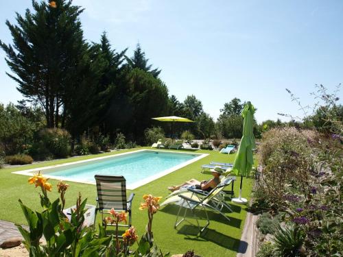 Three lovely g tes surrounded by nature with private swimming pool and garden : Maisons de vacances proche de Marquay